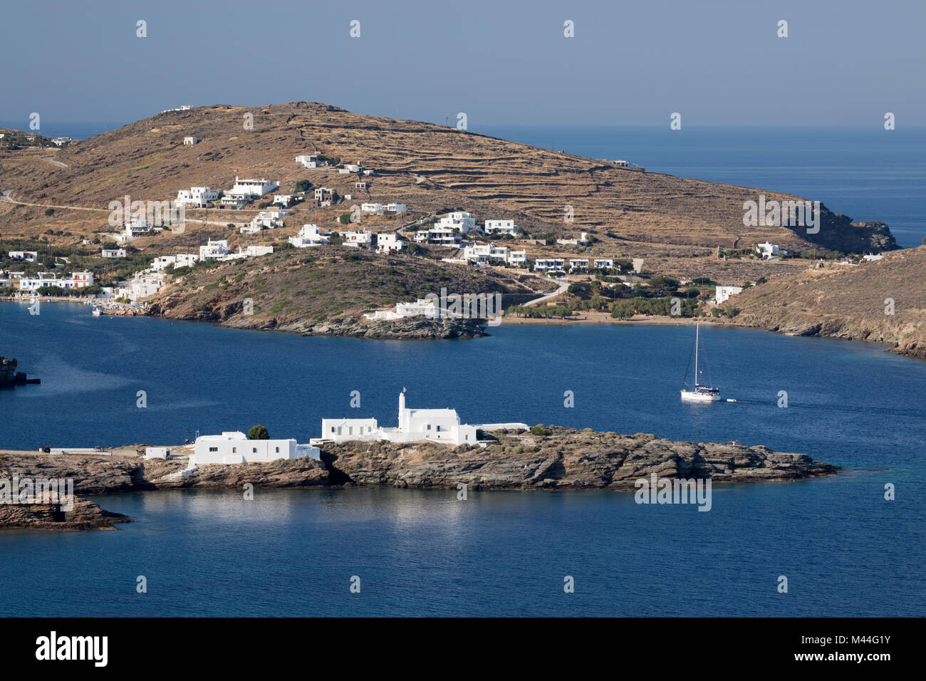 Avis de Chrisopigi Faros Monastère et sur la côte sud-est de l'île, Sifnos, Cyclades, Mer Égée, îles grecques, Grèce, Europe Banque D'Images