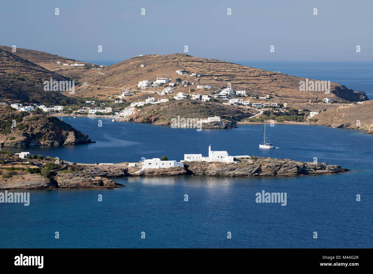Avis de Chrisopigi Faros Monastère et sur la côte sud-est de l'île, Sifnos, Cyclades, Mer Égée, îles grecques, Grèce, Europe Banque D'Images