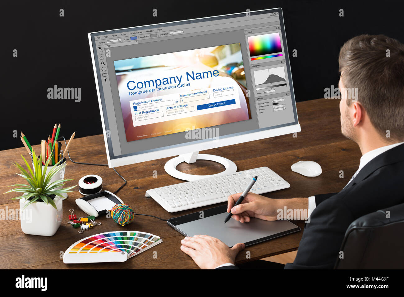 Ce concepteur de page Web sur l'ordinateur à l'aide de tablette graphique Banque D'Images
