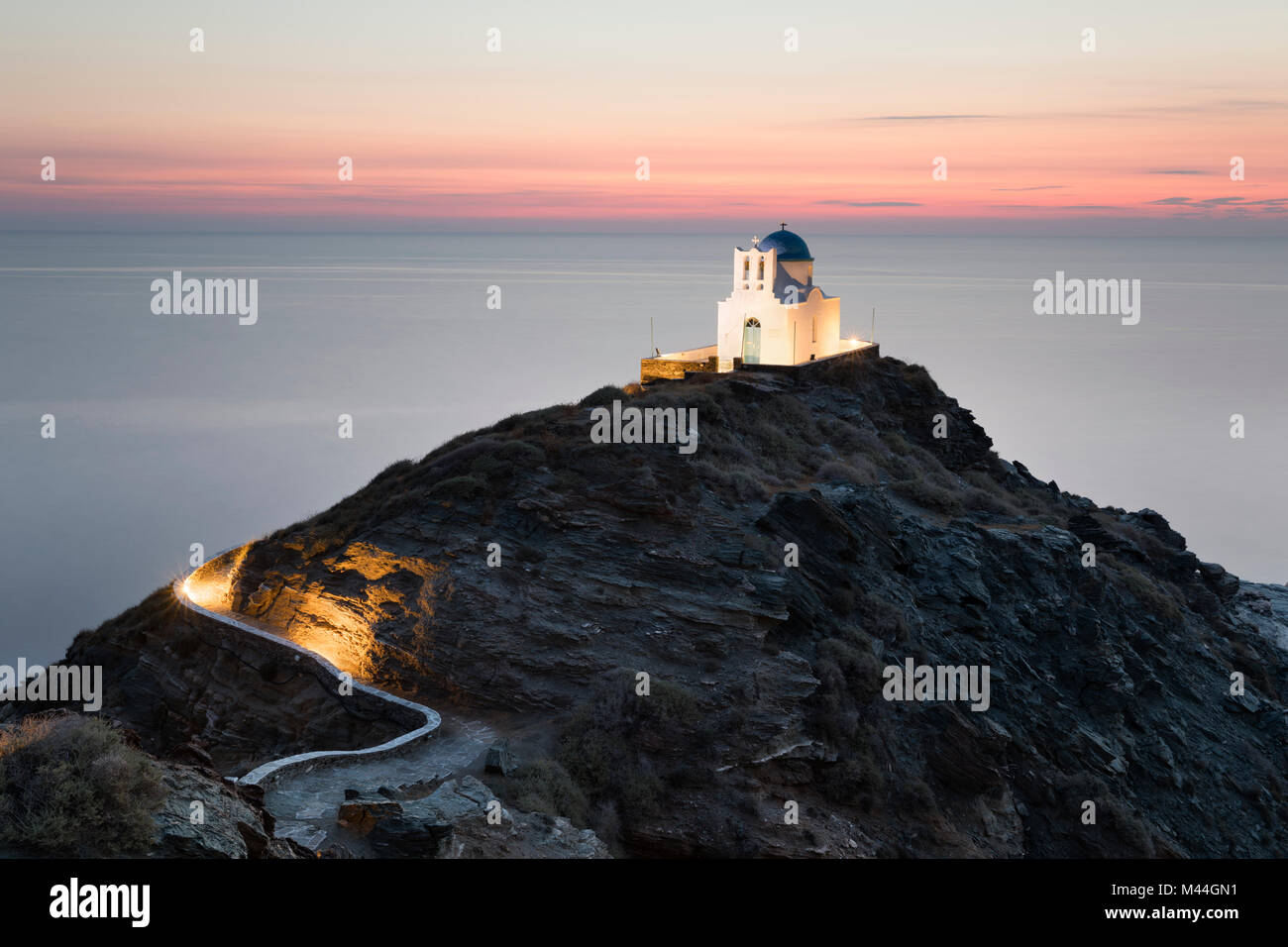 Petite Chapelle Orthodoxe grecque d'Eftamartires sur pointe, le Kastro, Sifnos, Cyclades, Mer Égée, îles grecques, Grèce, Europe Banque D'Images