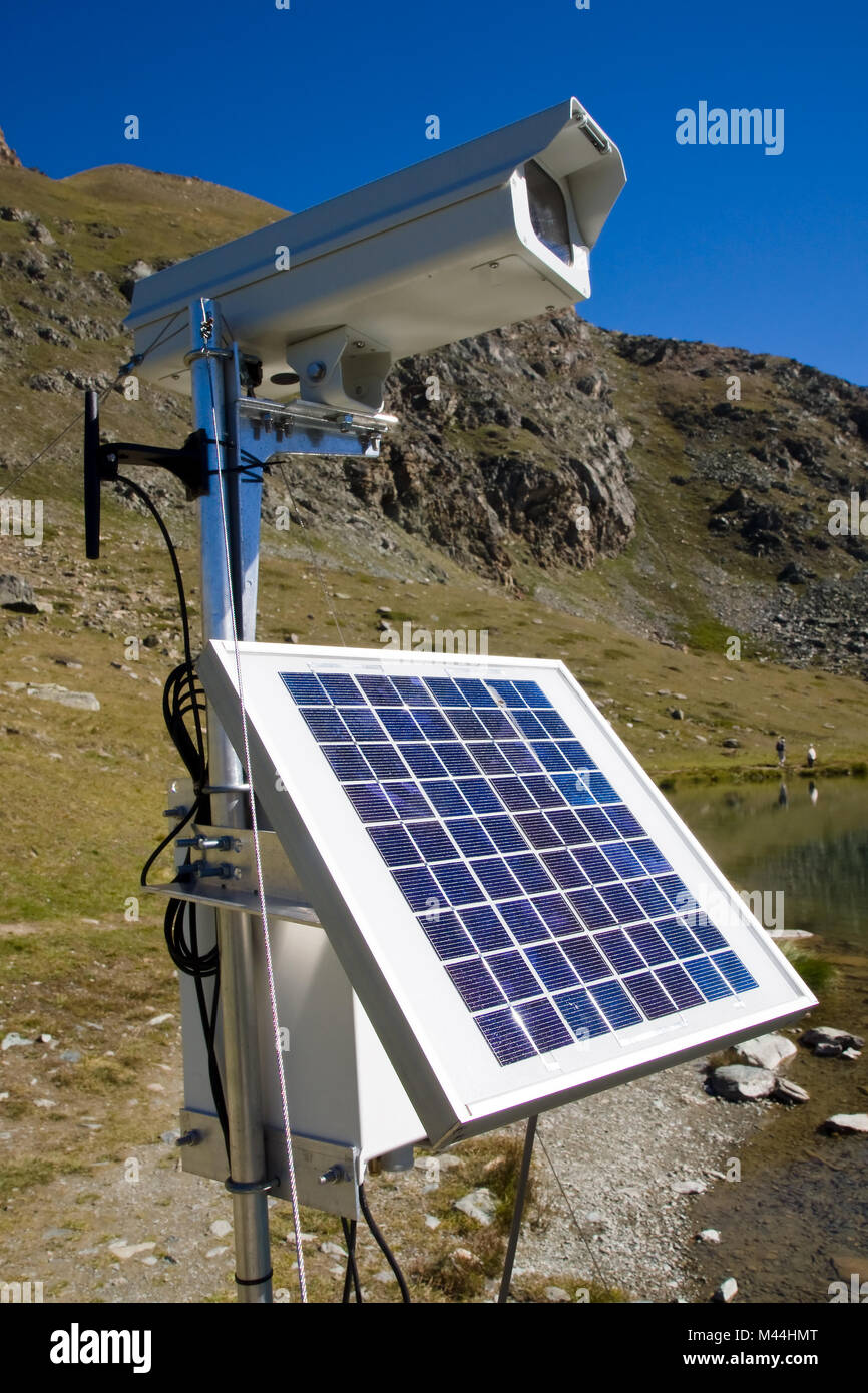 Web cam avec des panneaux solaires dans les Alpes suisses Banque D'Images