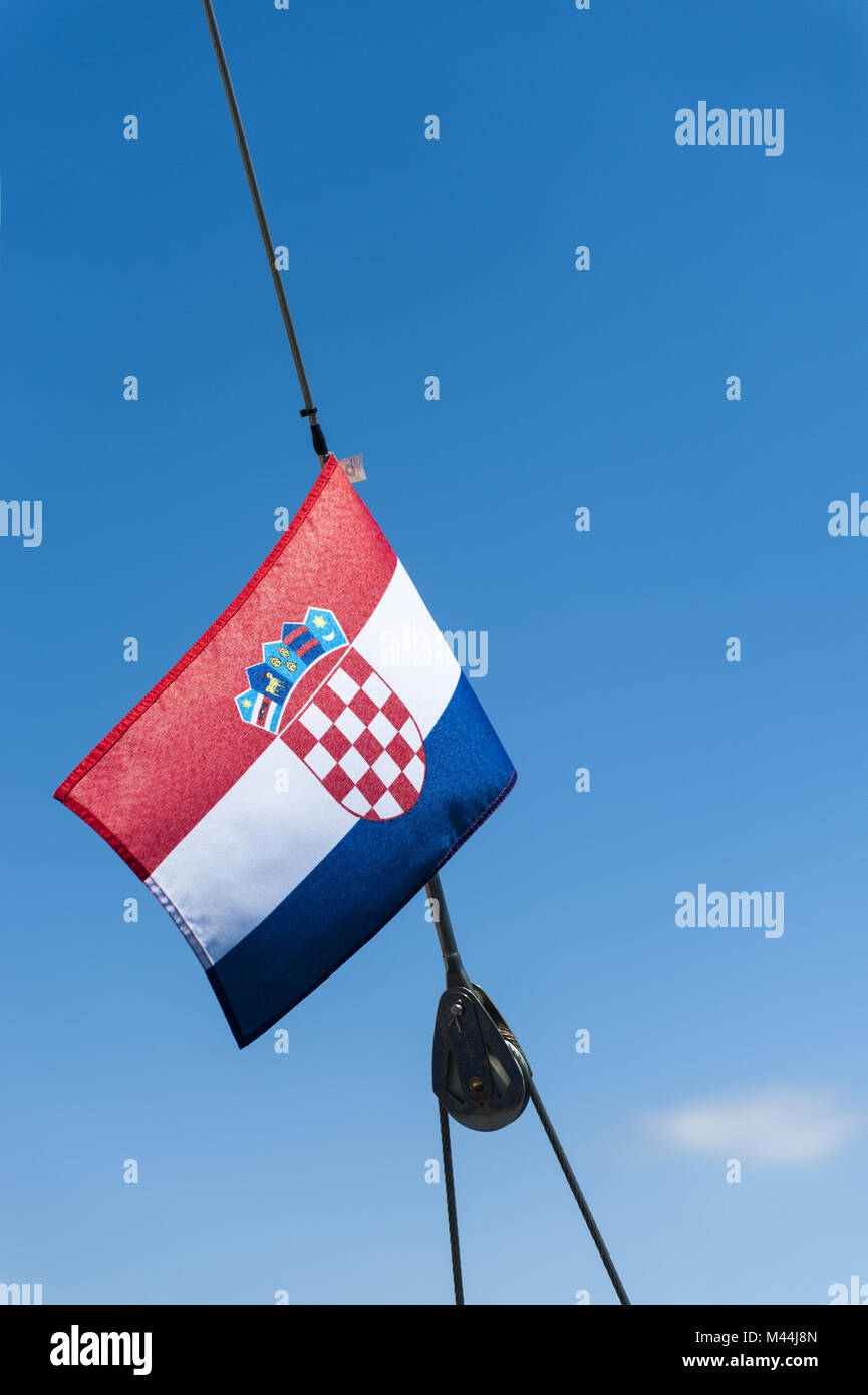Brandir le drapeau croate dans le vent sur un yacht Banque D'Images