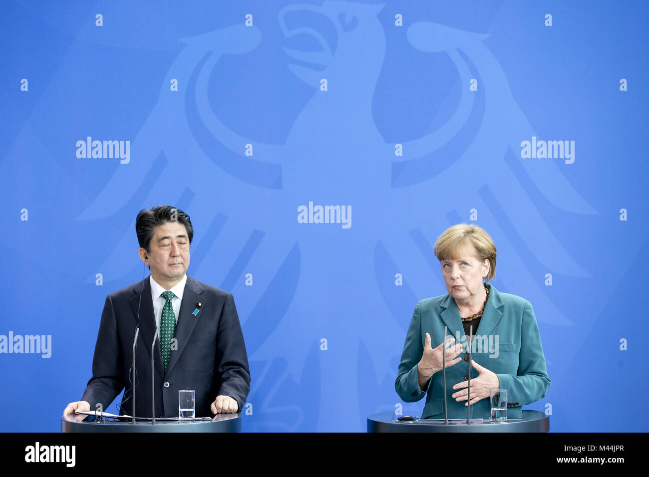 Abe et Merkel lors d'une conférence de presse à Berlin. Banque D'Images