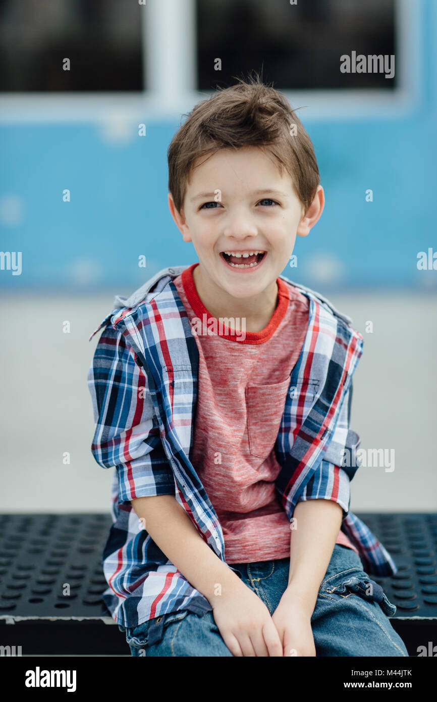 Portrait d'un garçon heureux de prendre une pause et de s'amuser à l'extérieur Banque D'Images