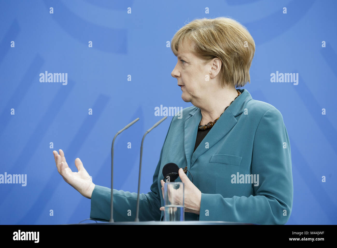 Abe et Merkel lors d'une conférence de presse à Berlin. Banque D'Images