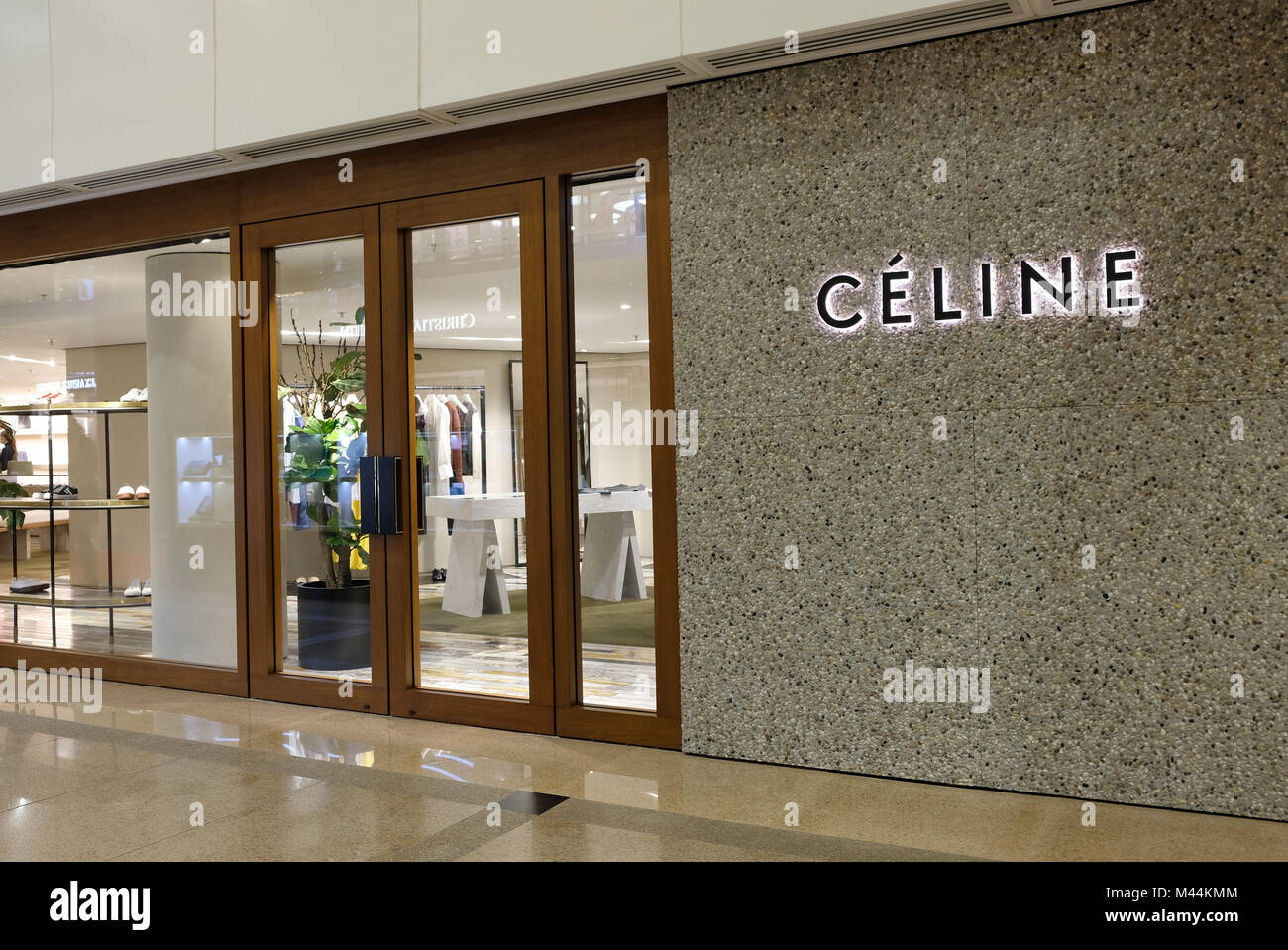 HONG KONG - le 4 février 2018 : Céline shop à Hong Kong. Sur l'affichage à l'habillement de Céline un deuxième flagship store de Rinascente à Rome. Banque D'Images