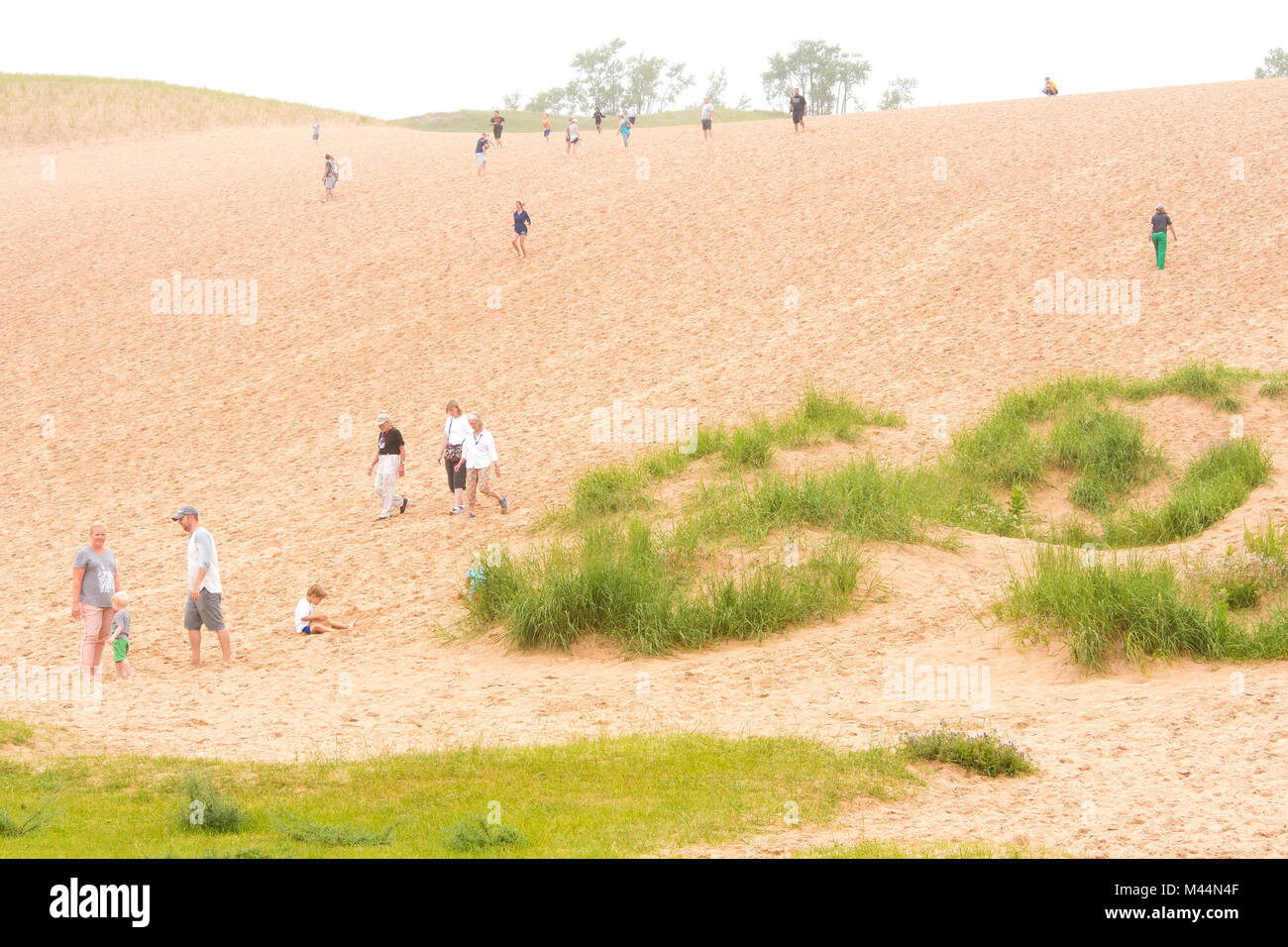 Les gens d'explorer une grande dune Dans le Sleeping Bear Dunes National Park dans la région de Leelanau et Benzie comtés, Michigan, United States. Banque D'Images