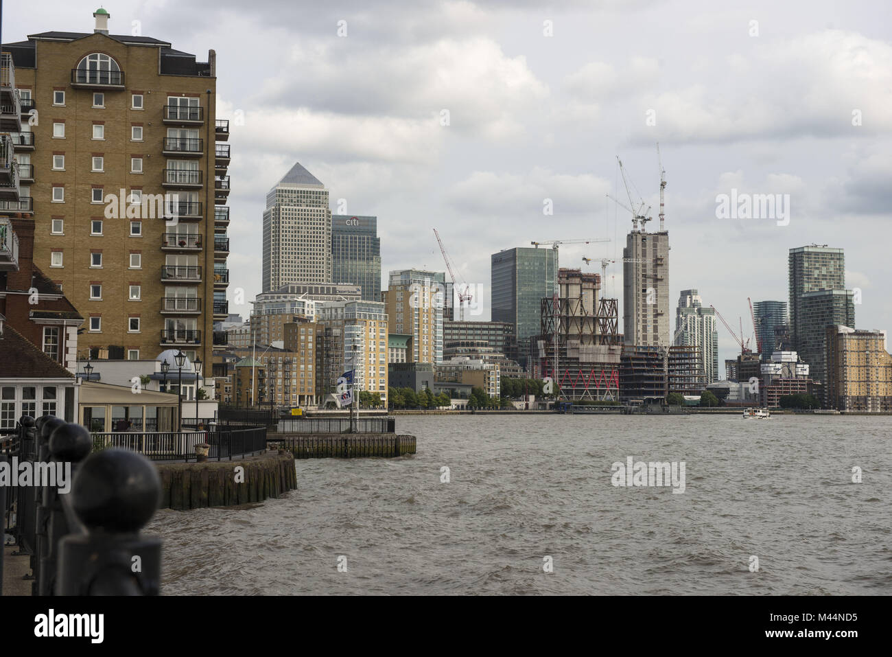 London, Royaume-Uni. vue sur Canary Wharf district etablissement des rives de la Tamise. Banque D'Images