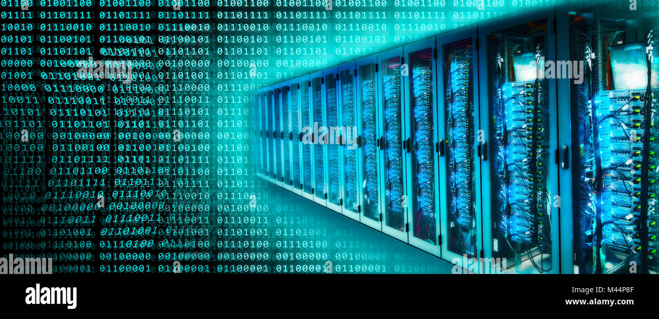 Un certain nombre de chiffres binaires avec des racks de serveurs Banque D'Images