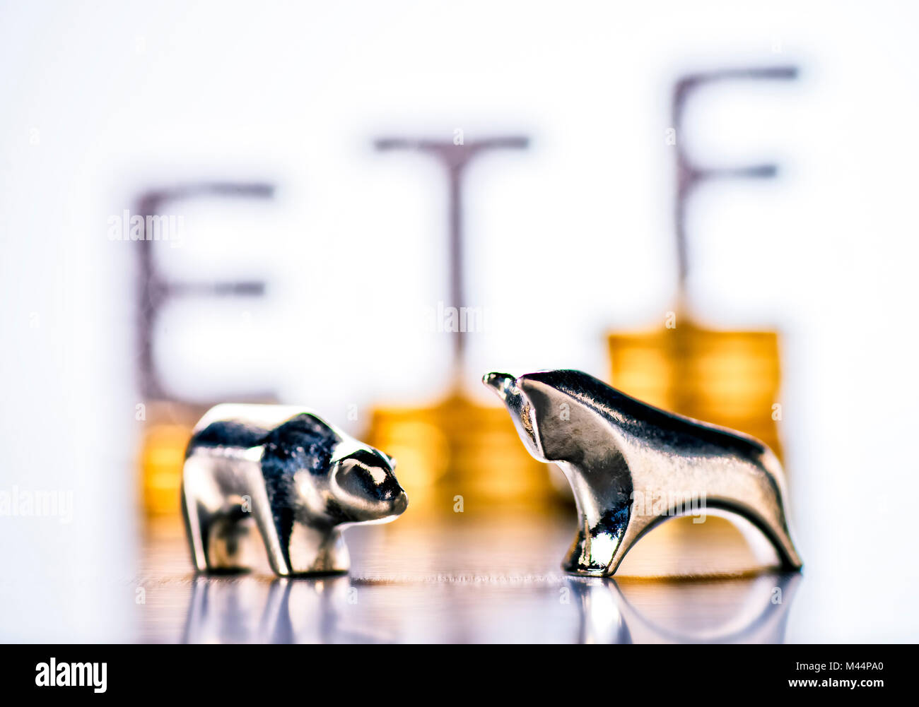 Bull et l'ours avec des piles de jetons et les lettres à l'arrière-plan de l'ETF Banque D'Images