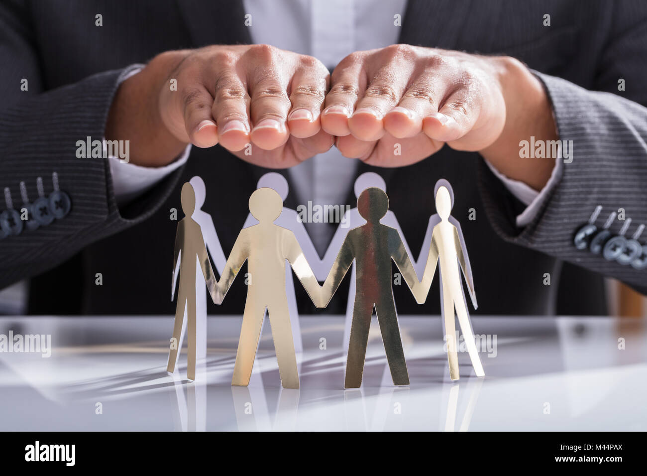 Close-up de la main de l'homme d'affaires de la protection des données sur 24 Banque D'Images