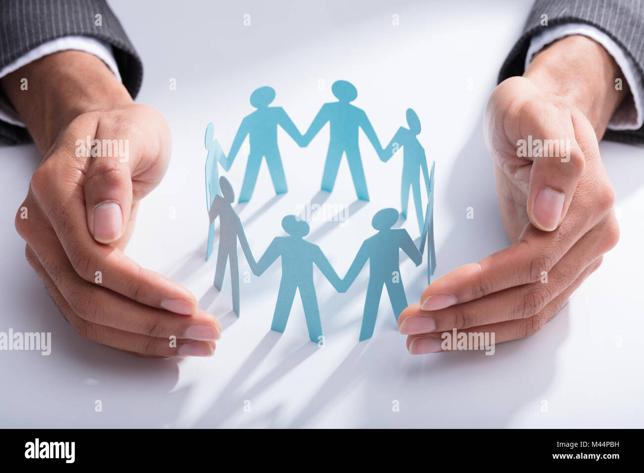 Close-up de la main de l'homme d'affaires de la protection des données sur 24 Banque D'Images