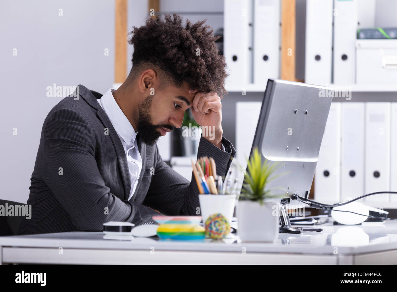 Close-up of a young woman a souligné In Office Banque D'Images