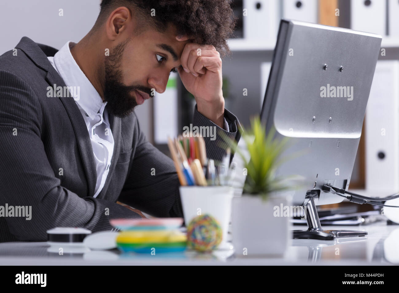 Close-up of a young woman a souligné In Office Banque D'Images