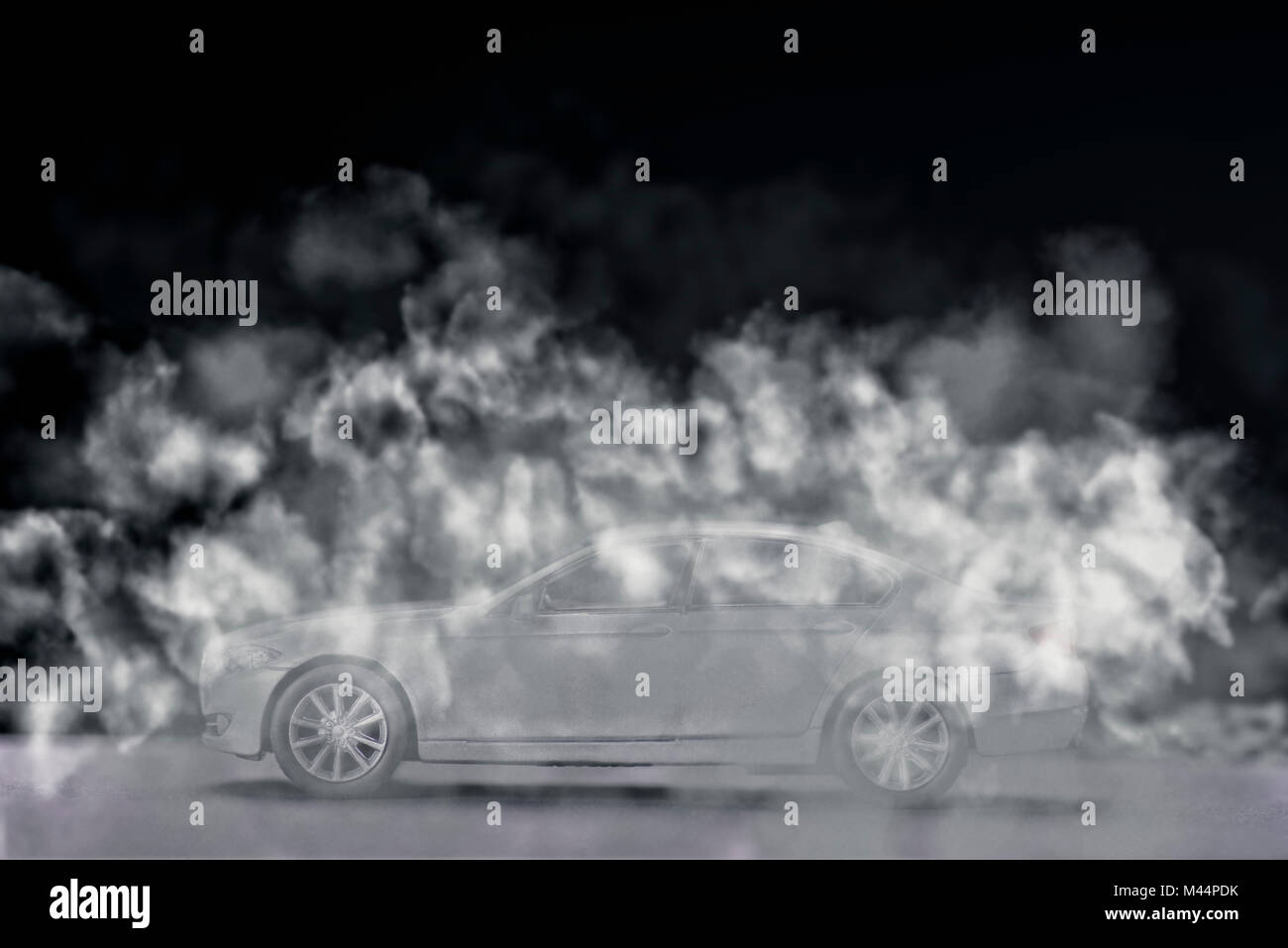 Voiture est couvert par la fumée sombre Banque D'Images