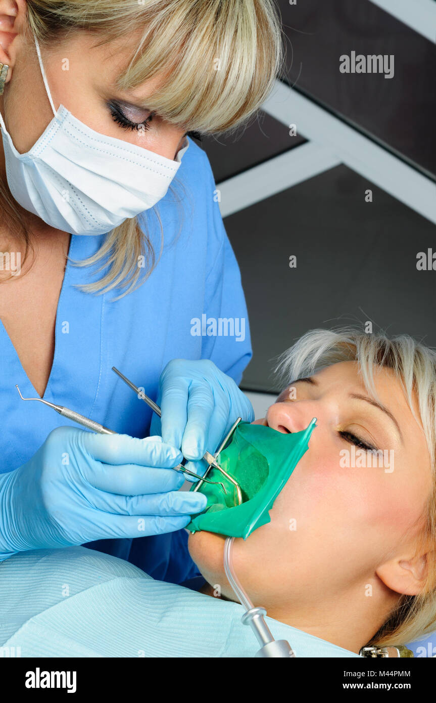 Dentiste avec patient, de nettoyage et de séchage Banque D'Images