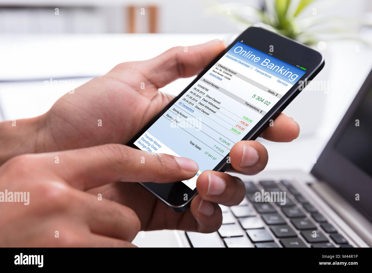 Close-up de la main de l'homme d'affaires Effectuez des opérations bancaires en ligne sur Smartphone sur le lieu de travail Banque D'Images