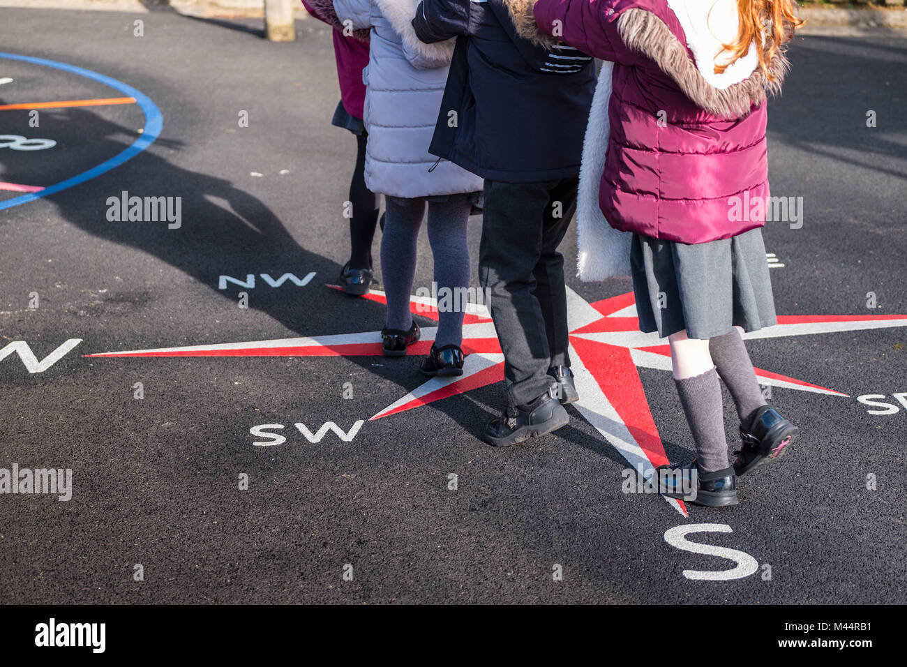 Royaume-uni l'école primaire des enfants jouant dans l'aire de jeux Banque D'Images