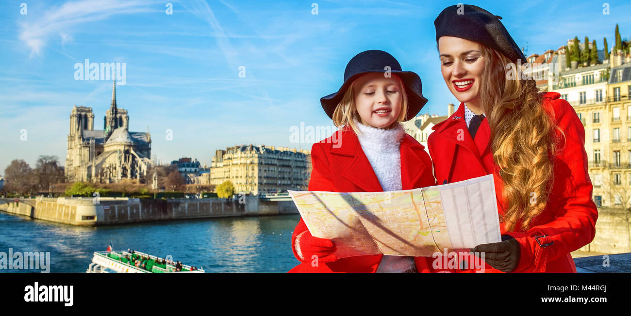 À Paris. lumineux et élégant du voyage en tuniques rouges sur le quai à Paris, France à la recherche sur la carte Banque D'Images