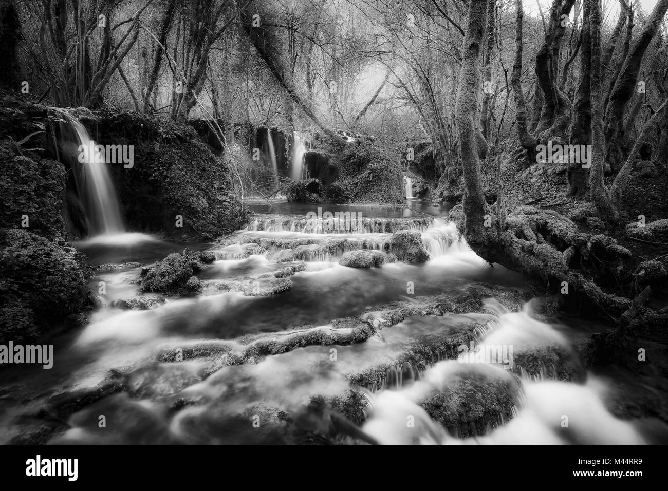 Chutes d'eau près de la source de la rivière Aniene, dans la municipalité de Trevi nel Lazio, Italie. L'eau passe à travers de petits gradients et formes s Banque D'Images