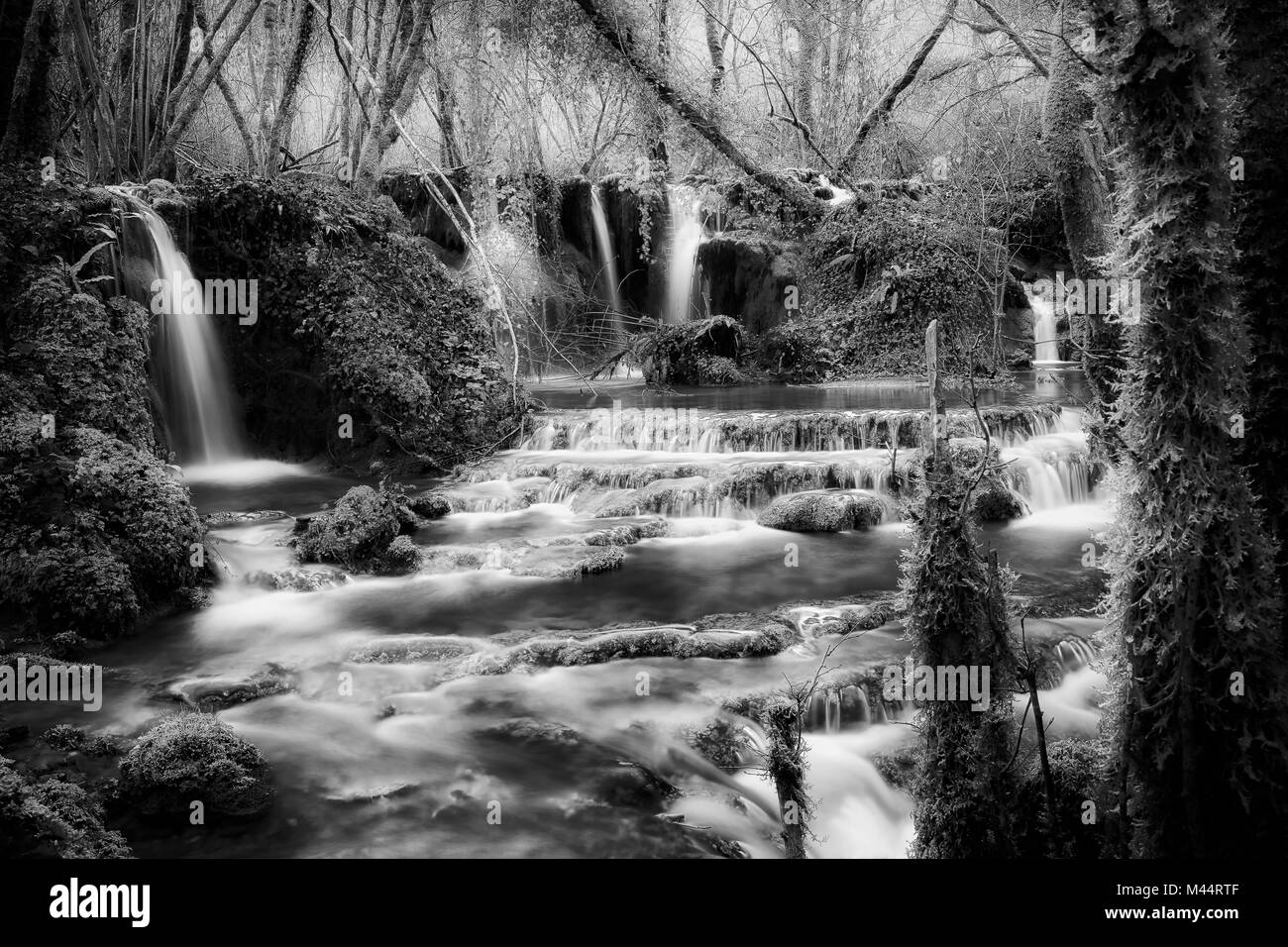 Chutes d'eau près de la source de la rivière Aniene, dans la municipalité de Trevi nel Lazio, Italie. L'eau passe à travers de petits gradients et formes s Banque D'Images