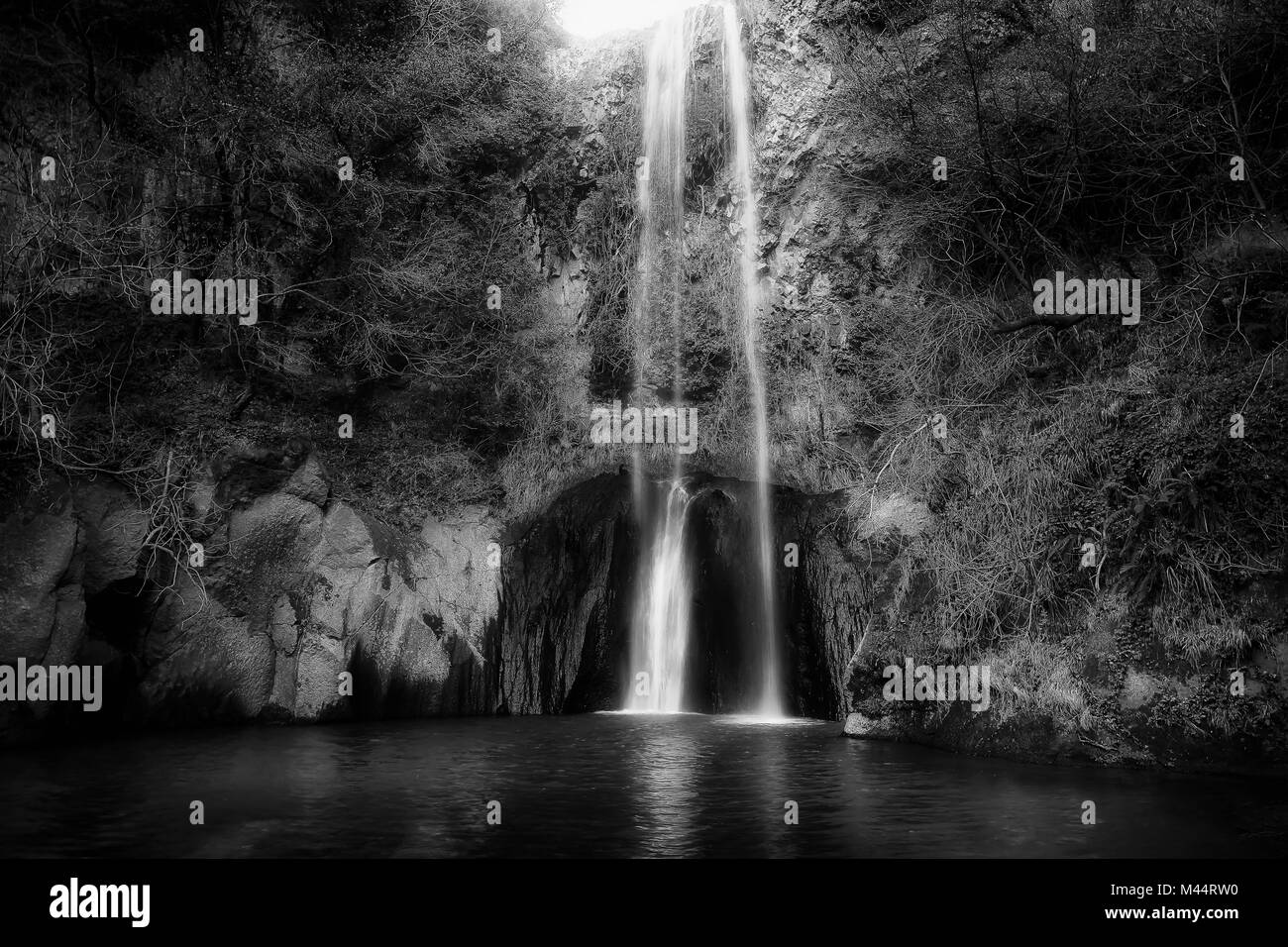 Cascade San Giuliano, cette cascade est situé dans la municipalité de San Giuliano dans la province de Rome. L'eau tombe d'en haut sur le ro Banque D'Images