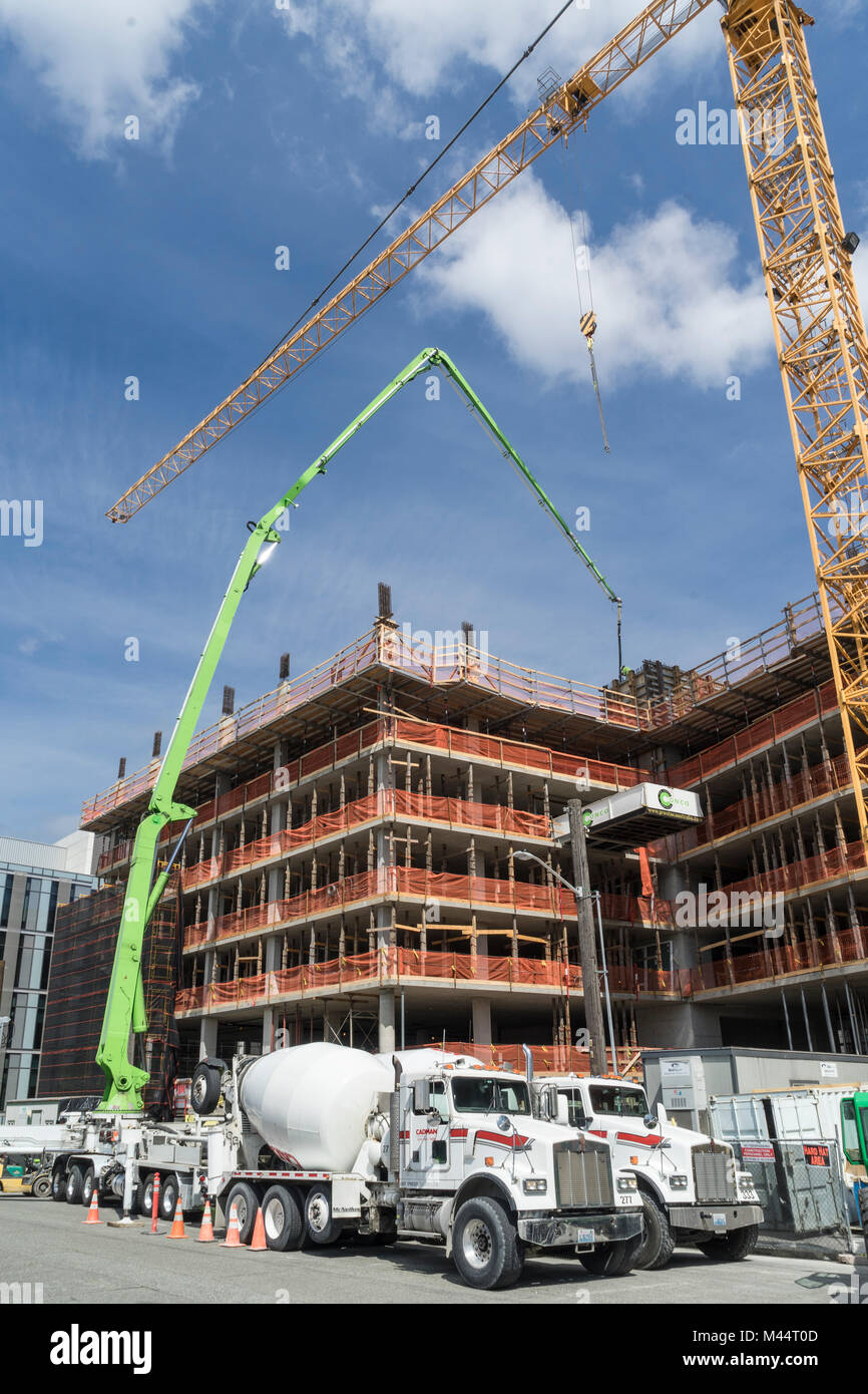 Allant de béton bétonnière à pompe à béton à élevé sur un bâtiment. Banque D'Images