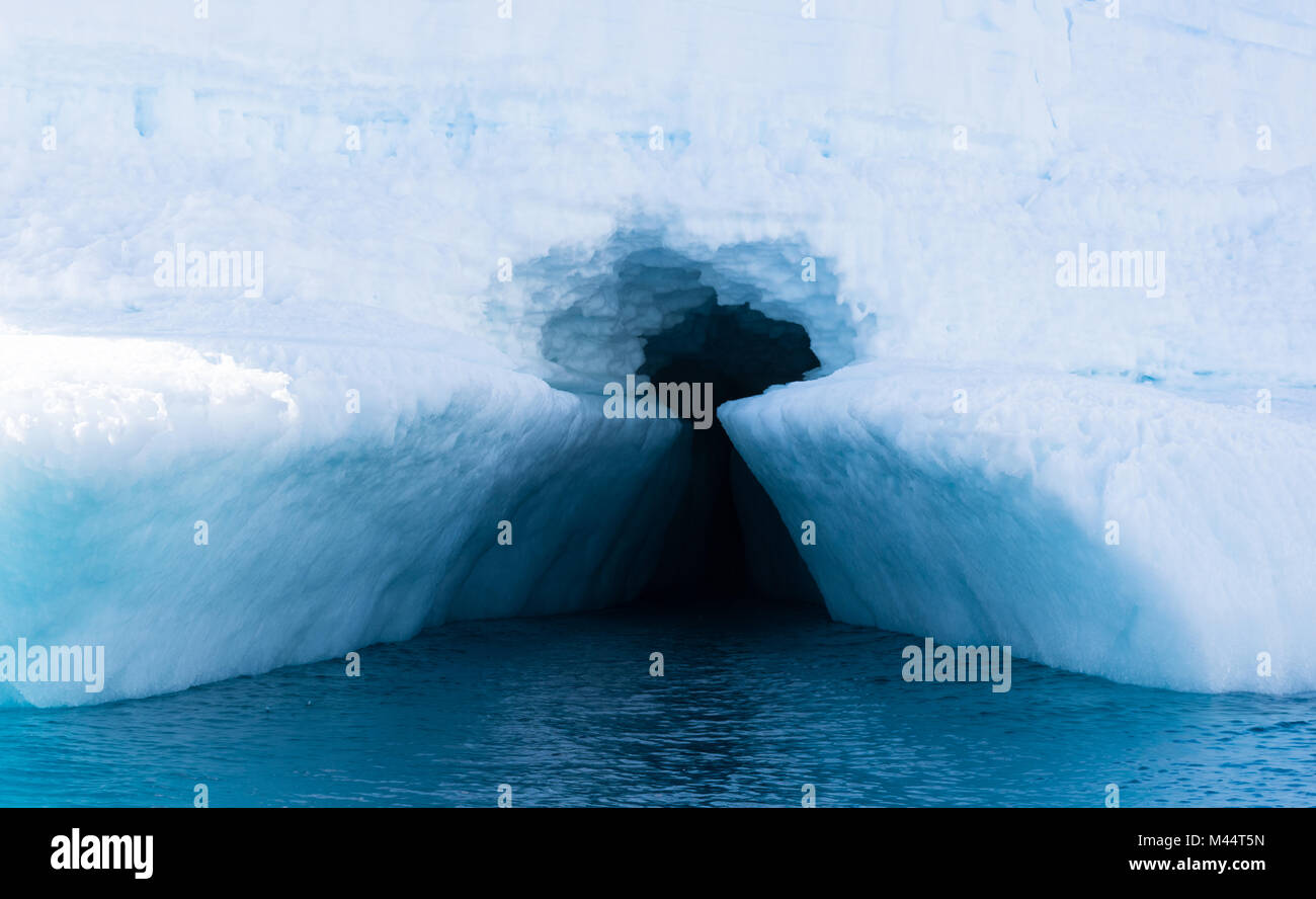 Un bleu turquoise profond entrée de serrure en un iceberg dans l'océan bleu turquoise briquet entourant la péninsule antarctique. Banque D'Images
