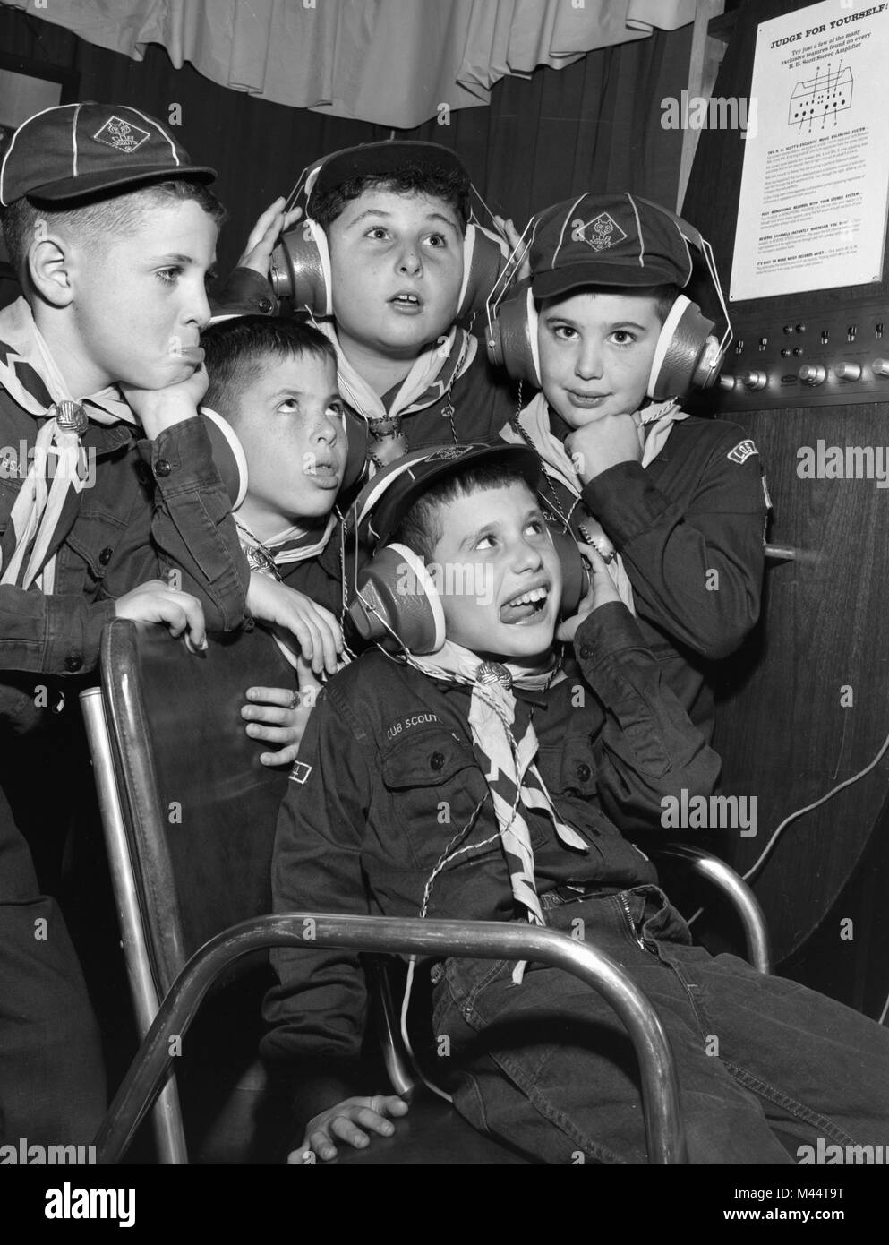 Los Angeles Louveteaux Découvrez la dernière dans un équipement stéréo, ca. 1965. Banque D'Images