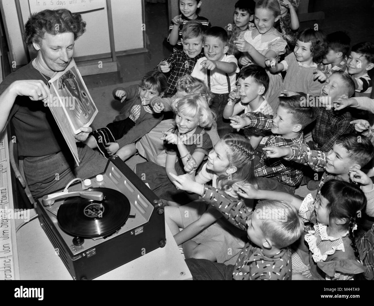 L'heure du conte dans une classe de maternelle de la région de Los Angeles avec un tourne-disque, ca. 1964. Banque D'Images