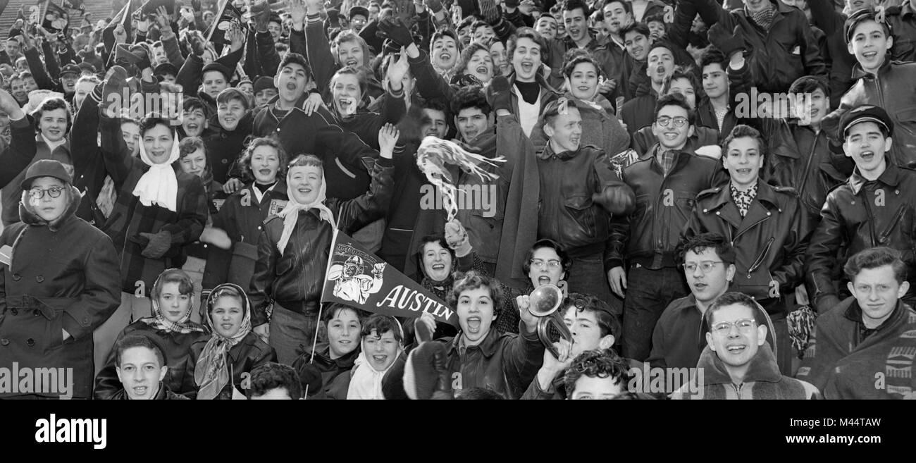 High school football fans cheer lors d'une partie de championnat à Chicago, ca. 1958. Banque D'Images