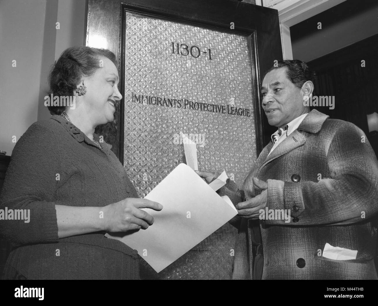 Un homme reçoit l'aide à la ligue de protection des immigrants de Chicago à la fin des années 50. Banque D'Images