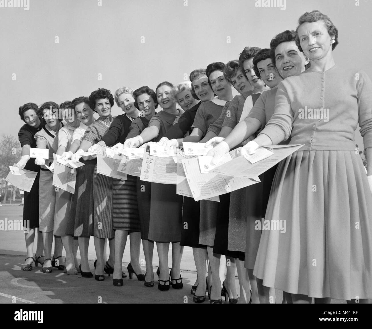 Californie femmes montrent leur paperasse pour vous inscrire à une mère de mars, ca. 1959. Banque D'Images