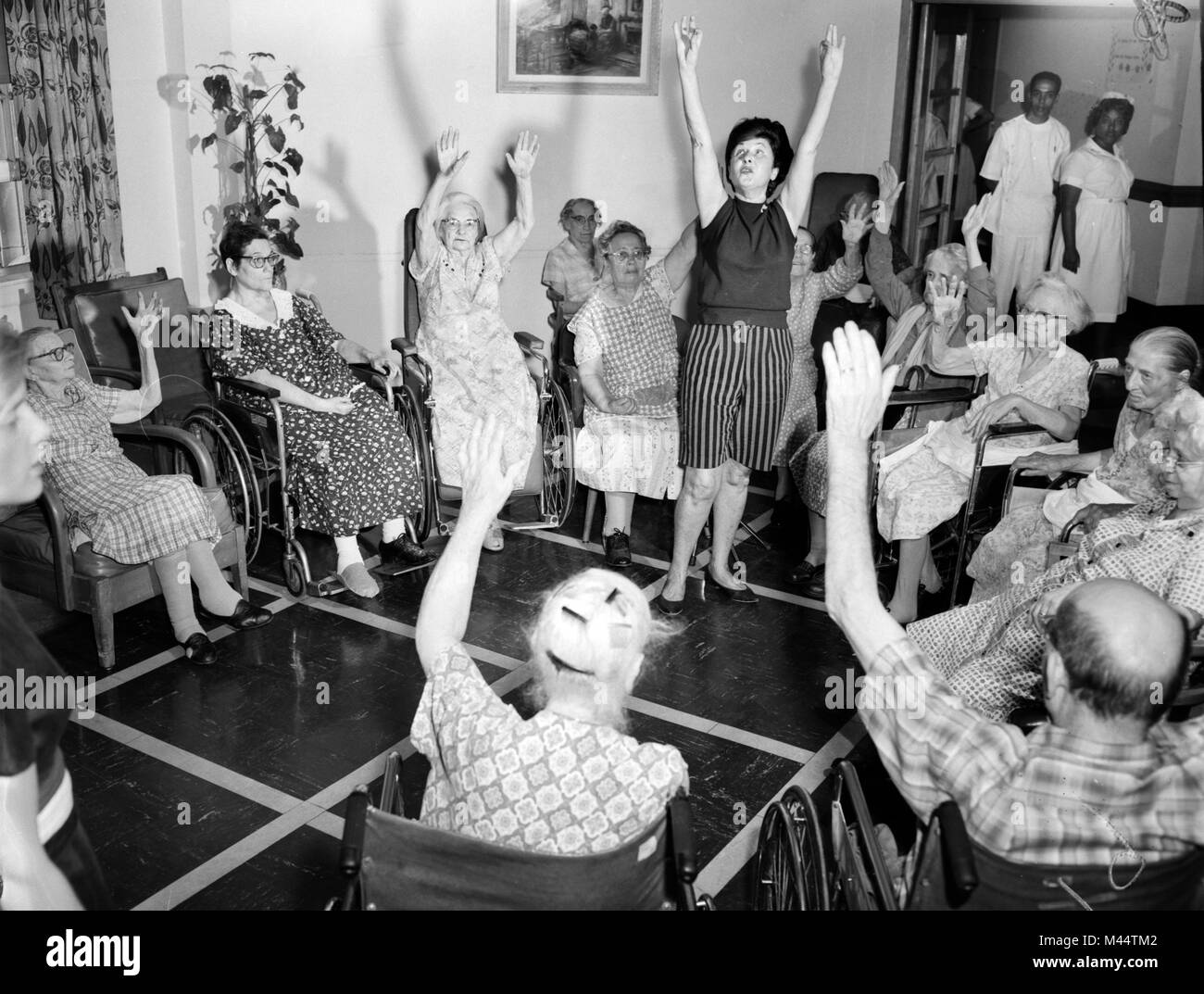 Classe d'exercice dans une maison pour personnes âgées à Chicago, ca. 1962. Banque D'Images