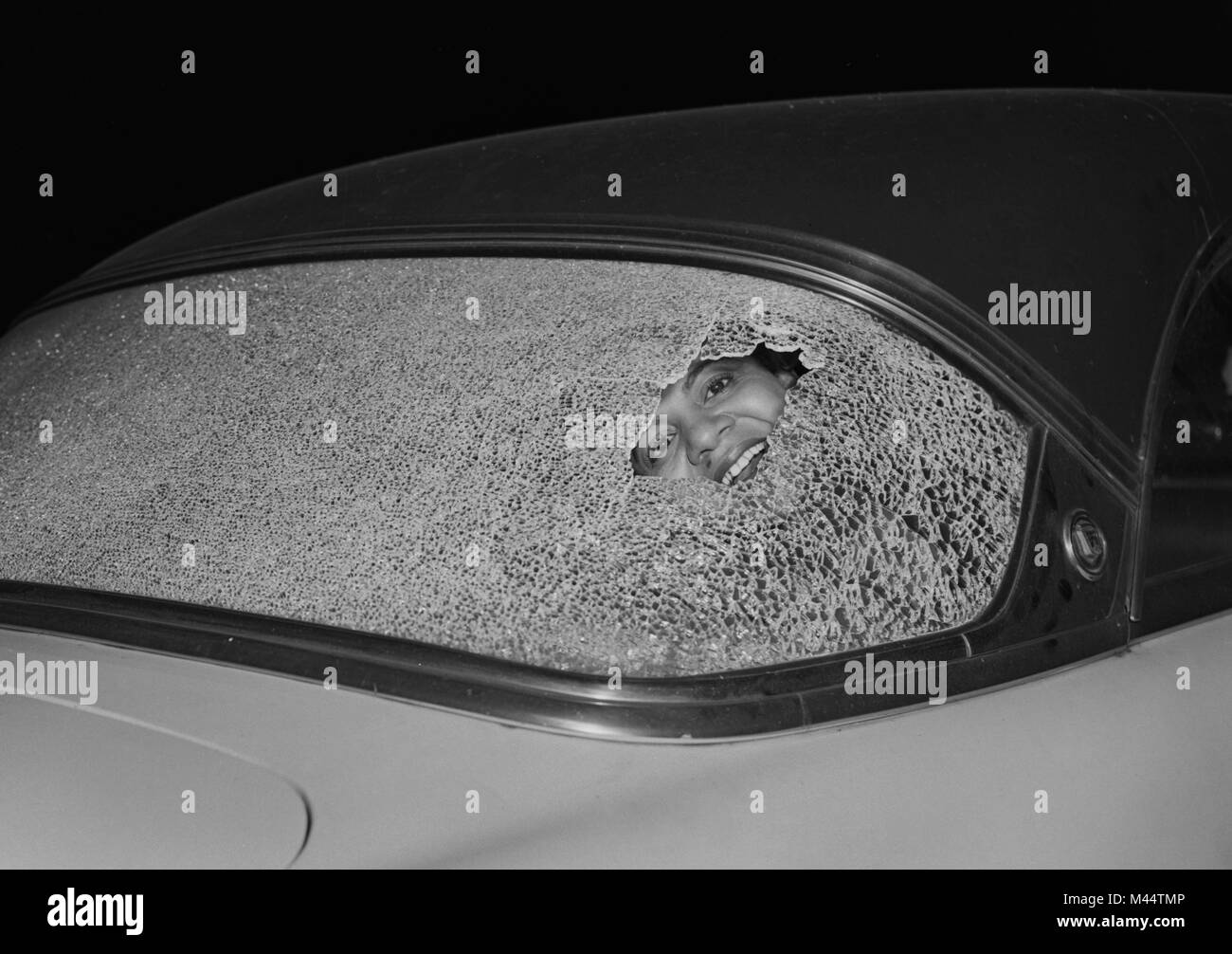 Une femme regarde à travers une fenêtre de la voiture de retour, ca. 1958. Banque D'Images