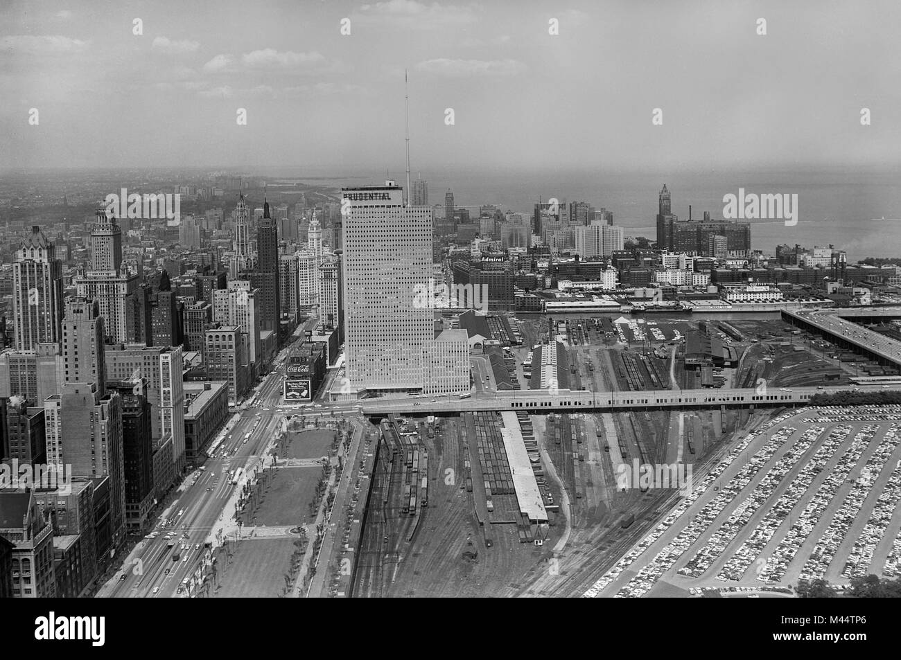 Le bâtiment nouvellement construit Prudential augmente comme le premier gratte-ciel de Chicago à l'est de Michigan Avenue et au sud de la rivière Chicago, ca. 1958. Banque D'Images
