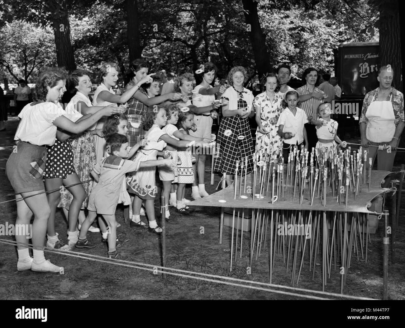 Ring toss jeu à un festival de l'église à Chicago, ca. 1959. Nom de fichier : Banque D'Images