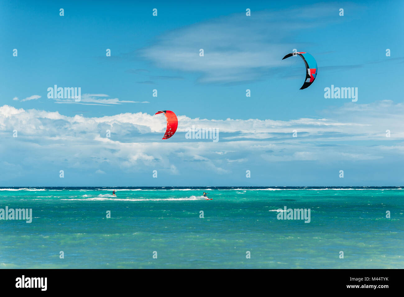 Le kite-surf. Sport extrême, mode de vie actif et sain concept. Bulabog beach, Boracay, Philippines Banque D'Images