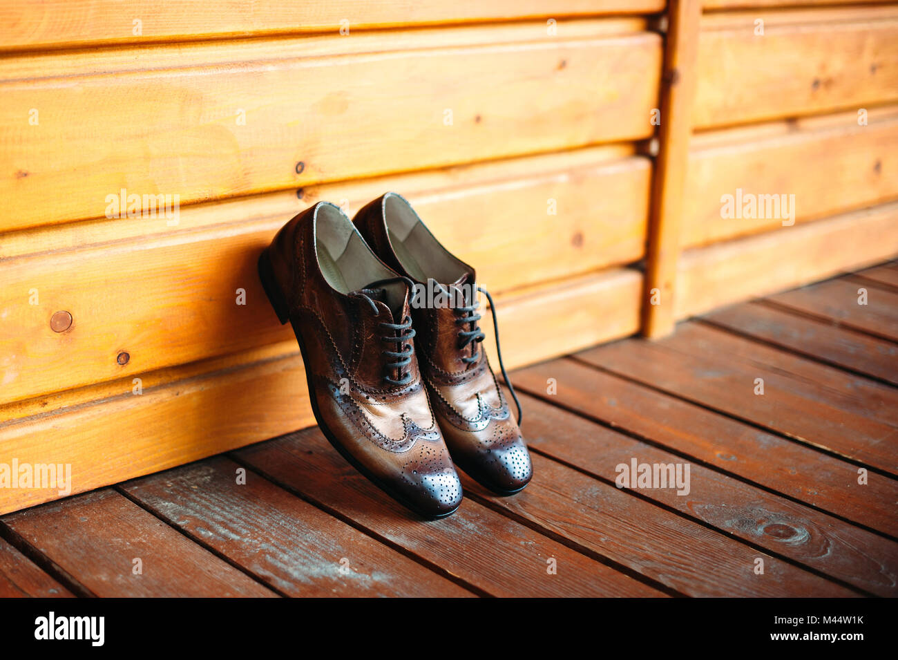 Chaussures homme en cuir marron, près de mur en bois. Homme casual vintage  accessoires Photo Stock - Alamy