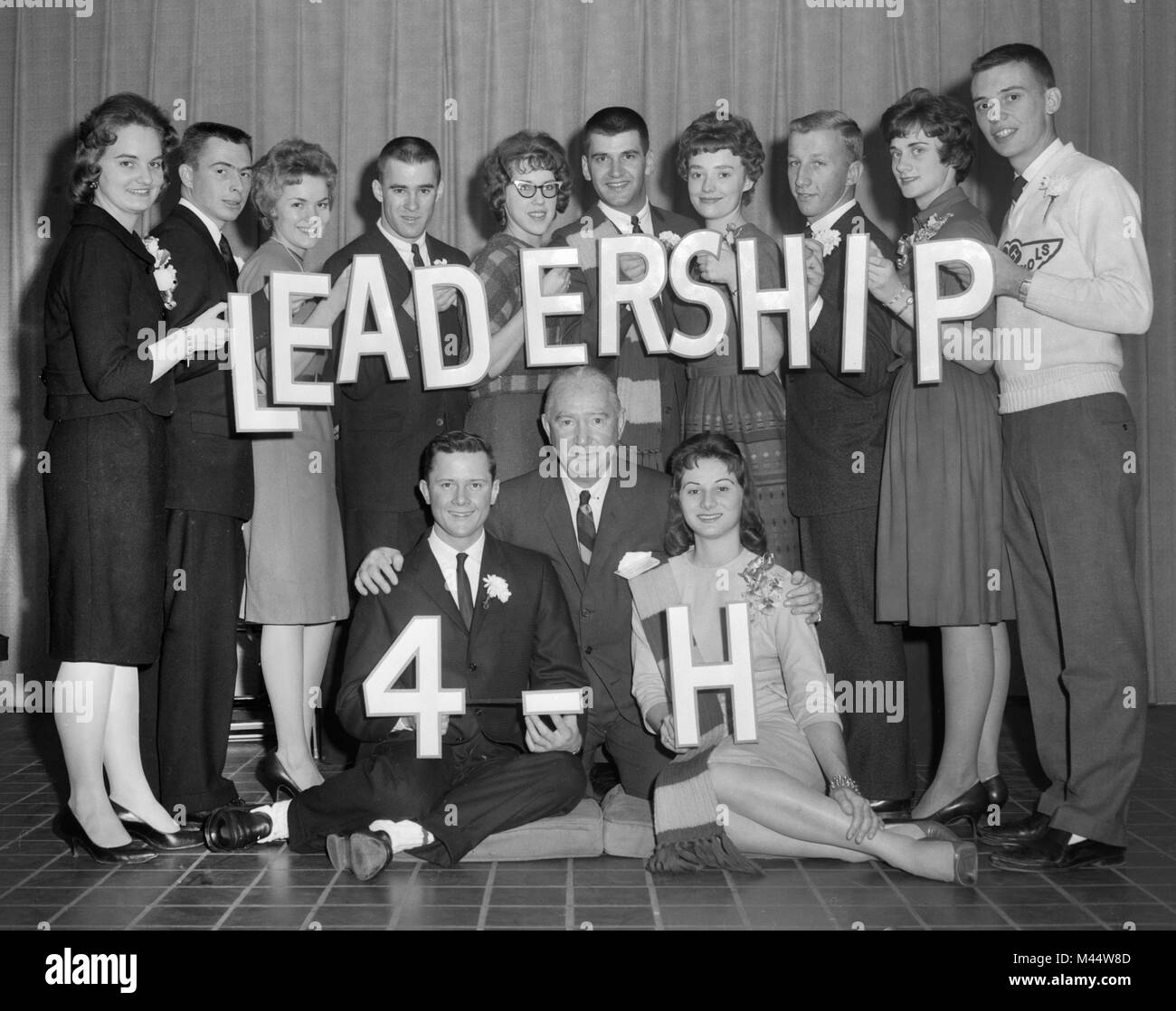 Chicago-zone de l'école secondaire en 4-H posent pour une photo de groupe l'annonce de leurs compétences en leadership, ca. 1964. Banque D'Images
