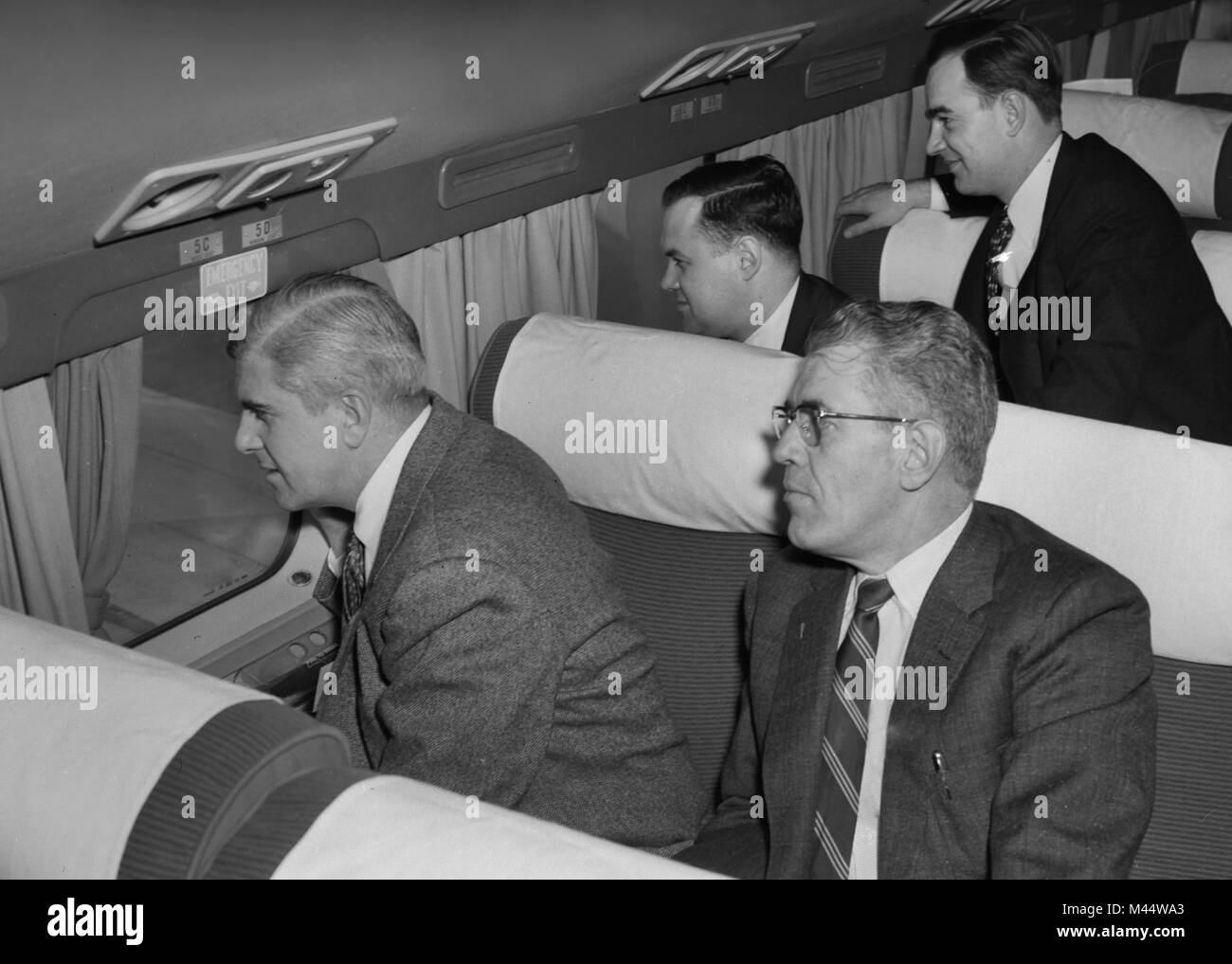 Les hommes d'air hors de la fenêtre d'un avion à un chantier à Chicago, ca. 1960. Banque D'Images