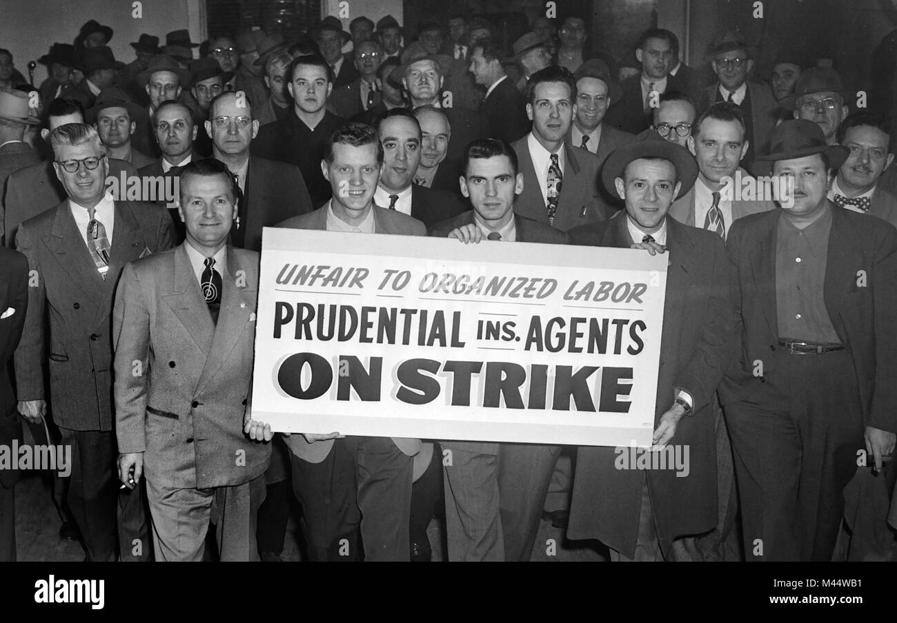 Des agents d'effectuer un signe de prudence et de marcher pendant une grève au début des années 50. Banque D'Images
