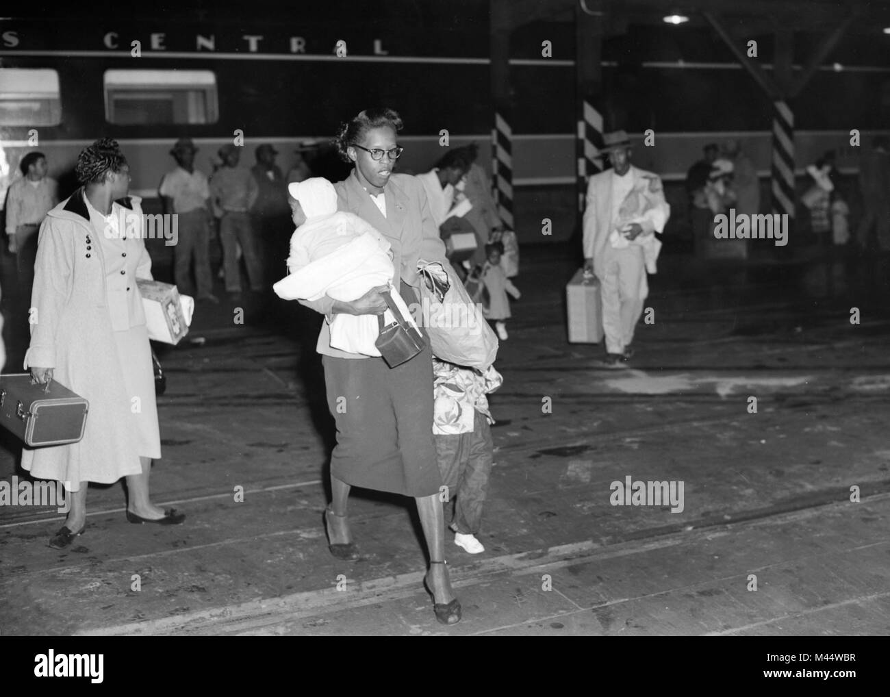 Americana africains débarquer de la ville de La Nouvelle Orléans à la gare Union à Chicago, ca. 1953. Banque D'Images