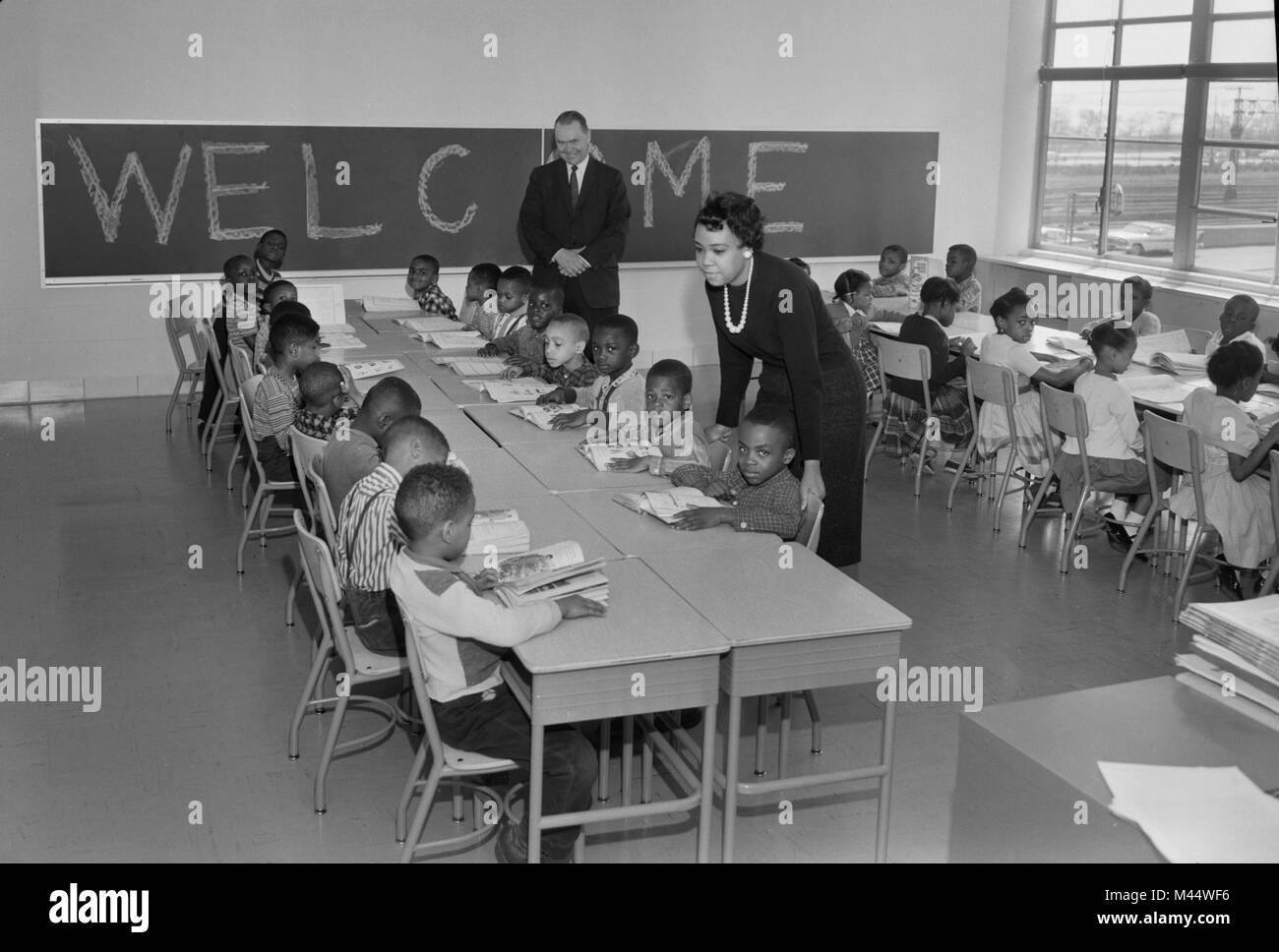 Une nouvelle salle de classe et l'enseignant avec une classe d'accueil pour démarrer la nouvelle année au début des années 1960. Banque D'Images