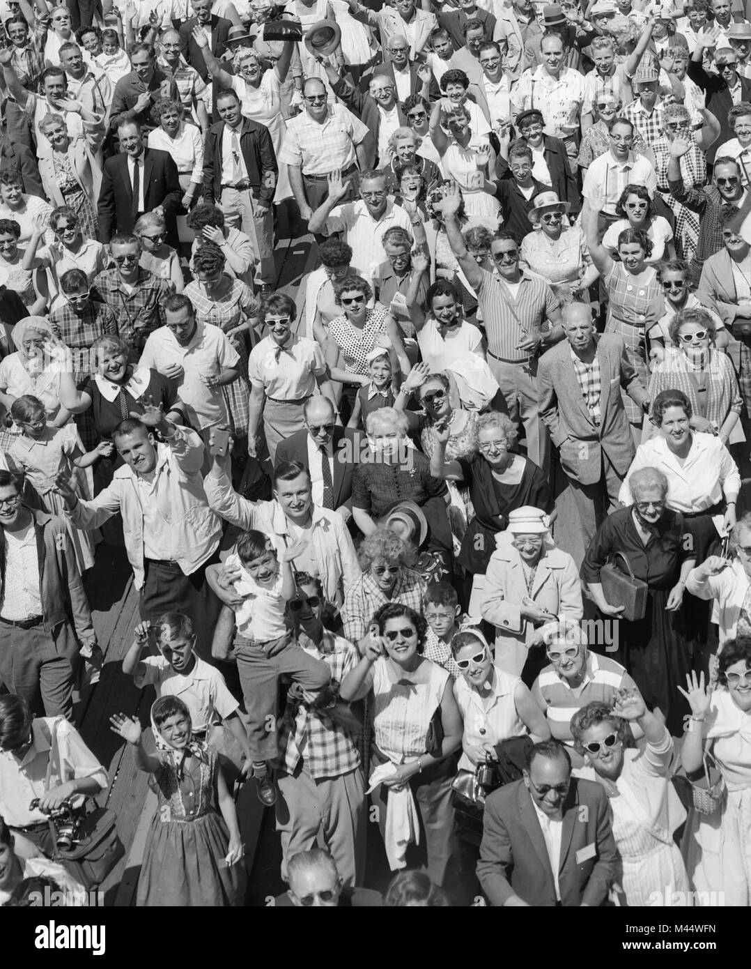 Une grande foule de Chicago mug pour l'appareil photo, ca. 1960. Banque D'Images
