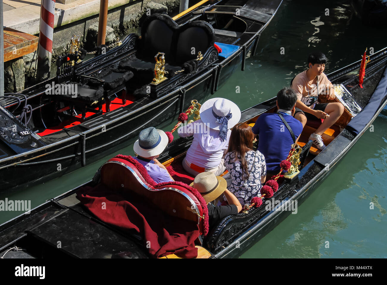 Venise, Italie - 13 août 2016 : les touristes en gondoles sur le canal de Venise Banque D'Images