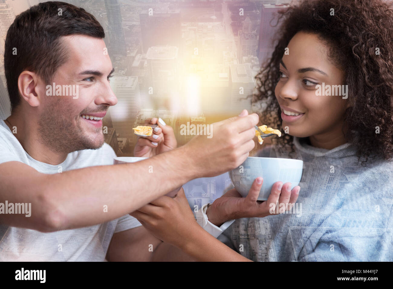 Young couple positif leur repas Banque D'Images