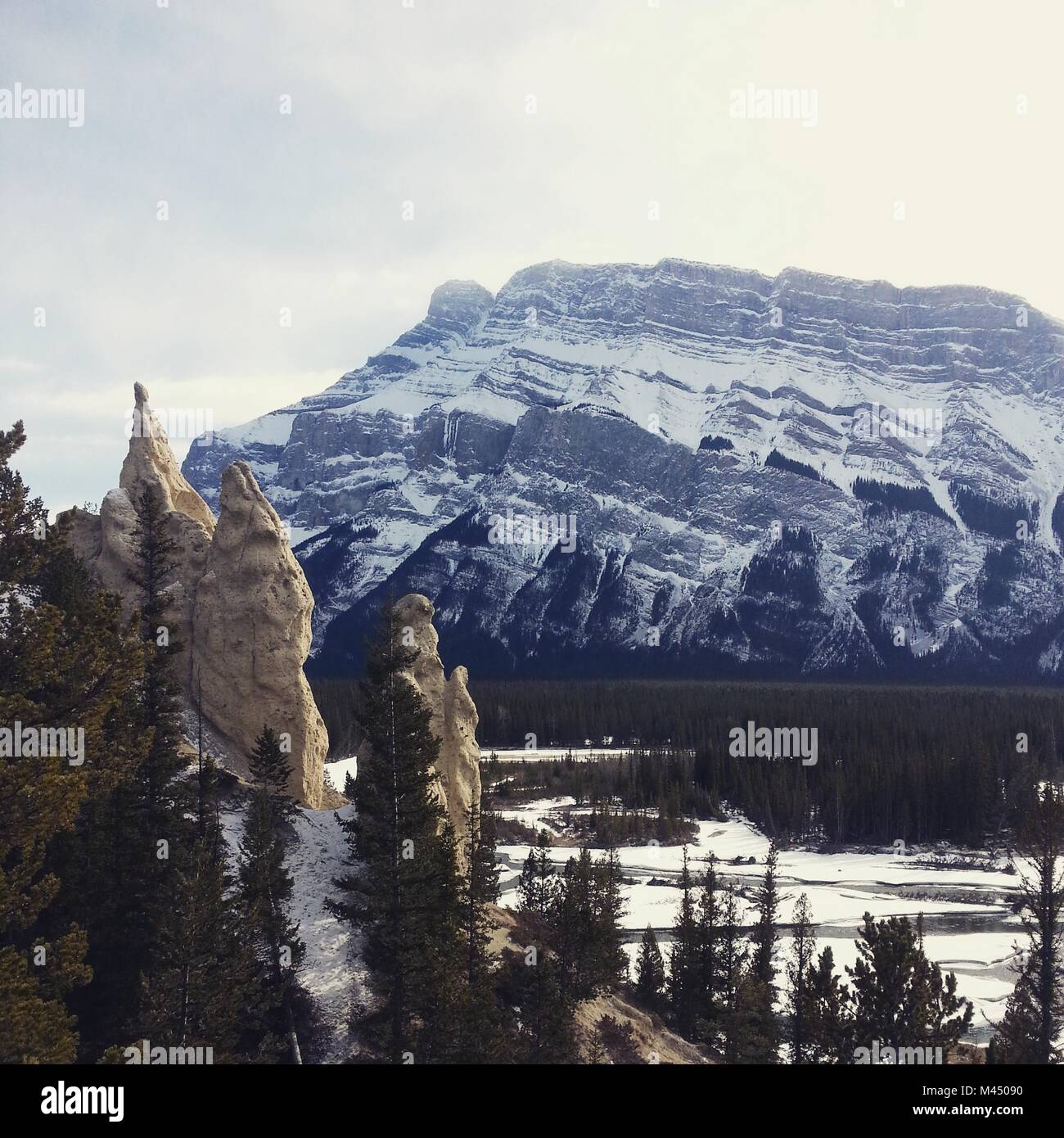 Mt. Rundle et le parc national Banff - Cheminées Banque D'Images