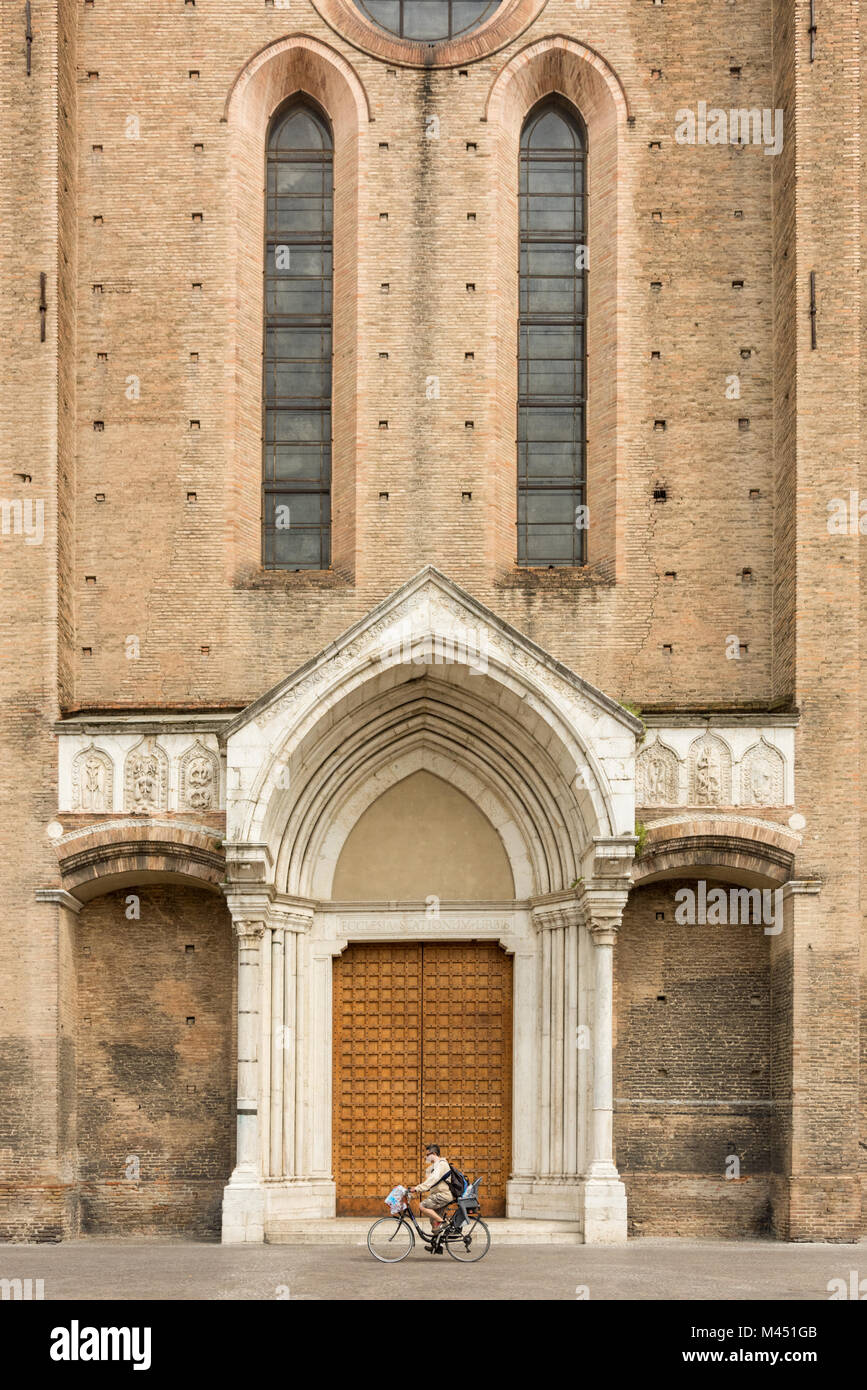 L'avant de la Basilique de San Francesco , ou la basilique de Saint François, une église historique dans la ville de Bologne Banque D'Images