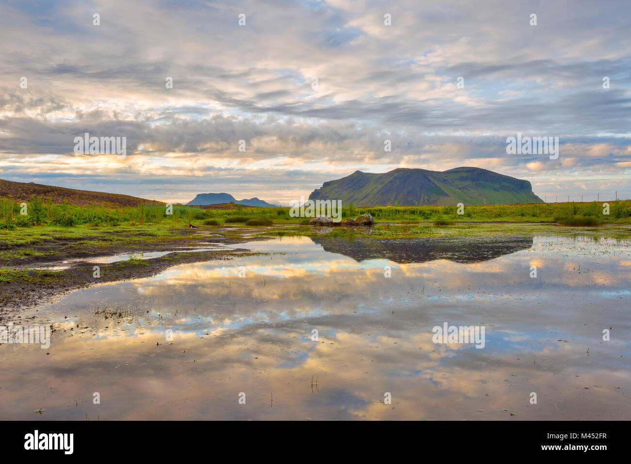 Reflet de nuages dans l'eau, Sudurland, Sud de l'Islande, Islande Banque D'Images
